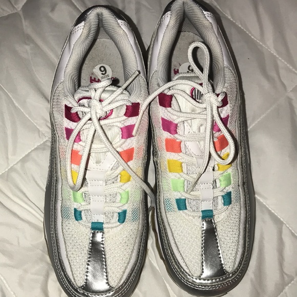 EUC White with Rainbow Nike’s Size 6Y - Picture 2 of 7